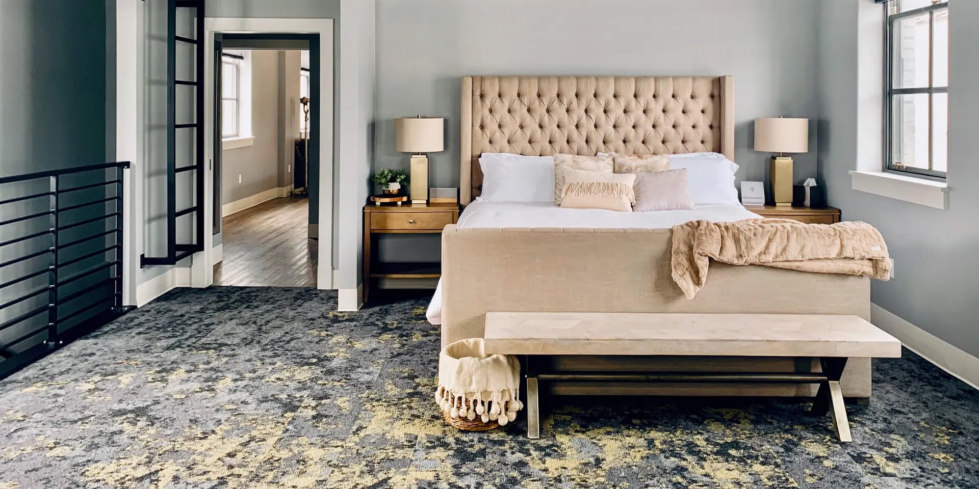 Jaukus miegamasis su lova ir kilimu